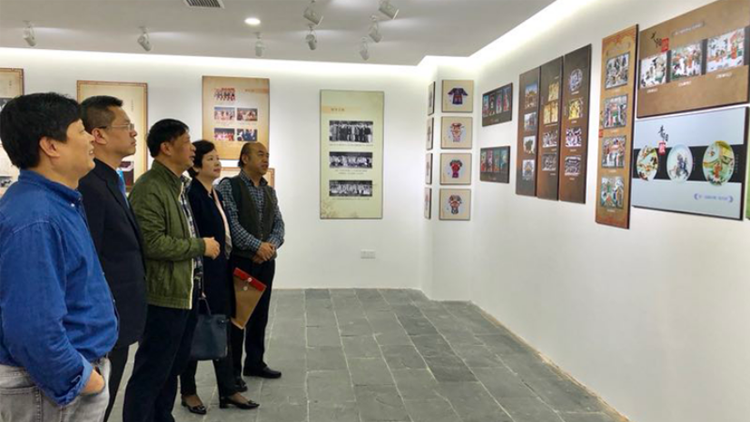 李德峰一行參觀贛劇展廳 李德峰一行參觀贛劇展廳